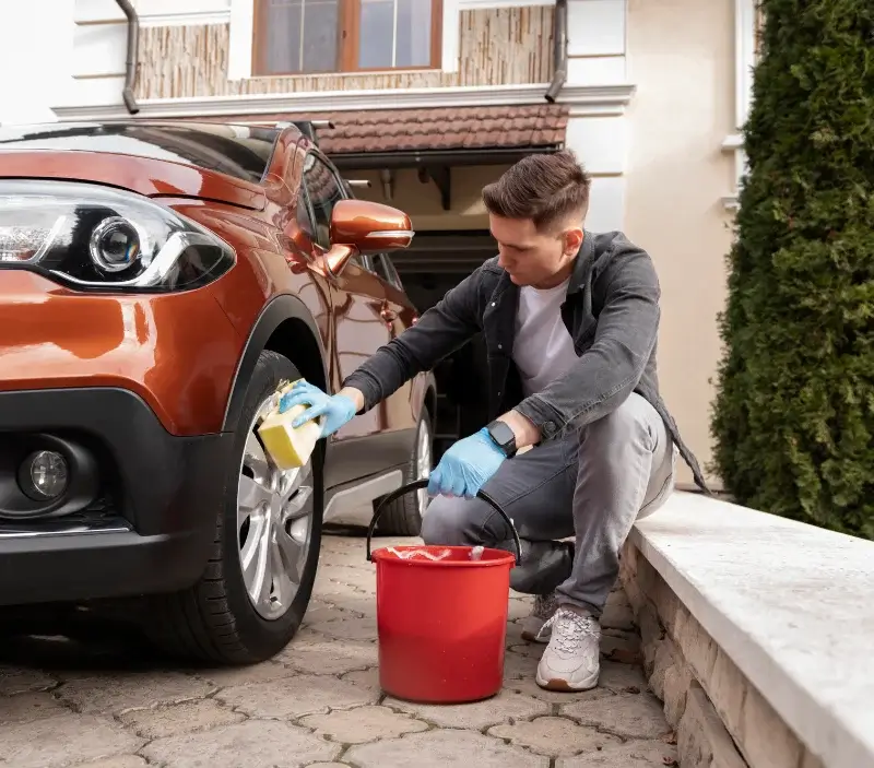 Lavage auto à domicile Saint-Christophe-en-Bourbonnais : professionnel intervenant sur un véhicule